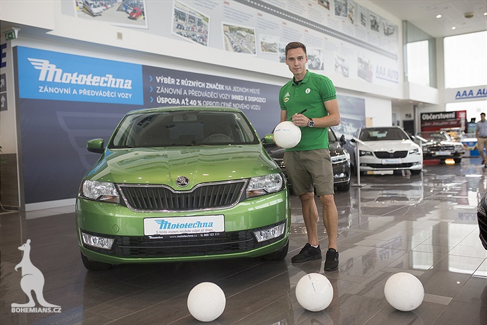 Siim Luts přebírá zánovní automobil od AAA AUTO