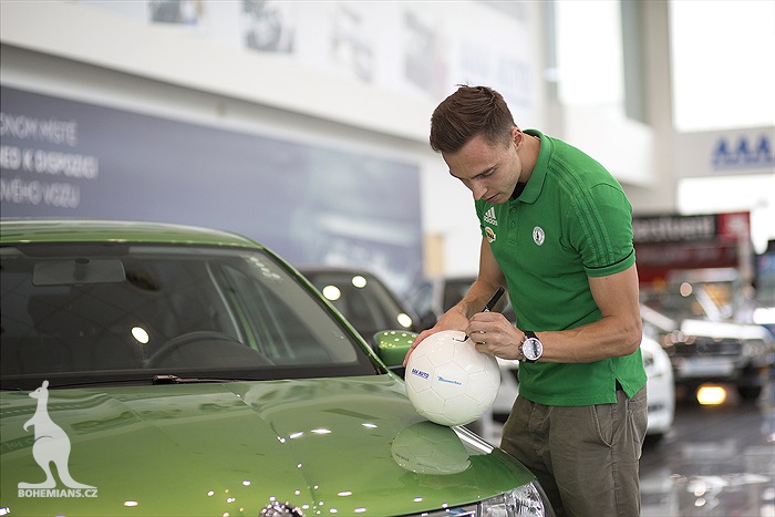 Siim Luts přebírá zánovní automobil od AAA AUTO