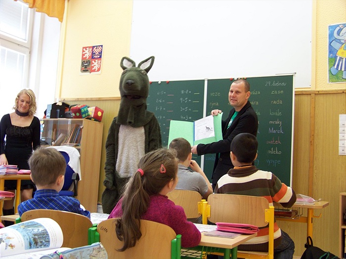 Klokan předává pololetní vysvědčení