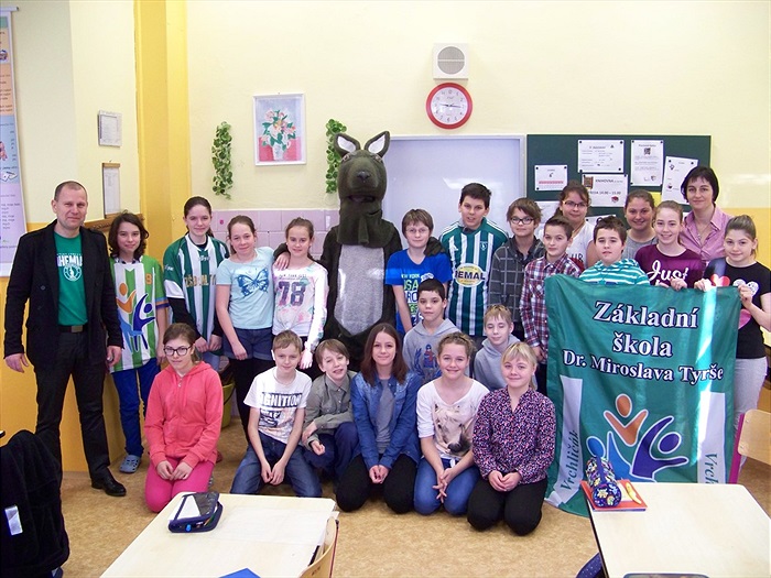 Klokan předává pololetní vysvědčení