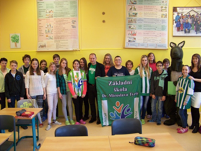 Klokan předává pololetní vysvědčení