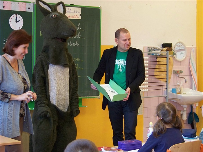 Klokan předává pololetní vysvědčení