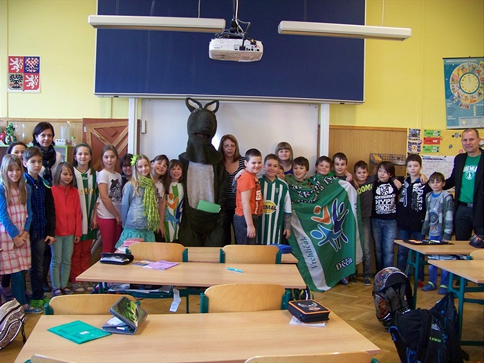 Klokan předává pololetní vysvědčení