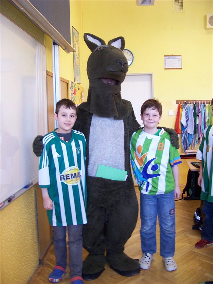 Klokan předává pololetní vysvědčení