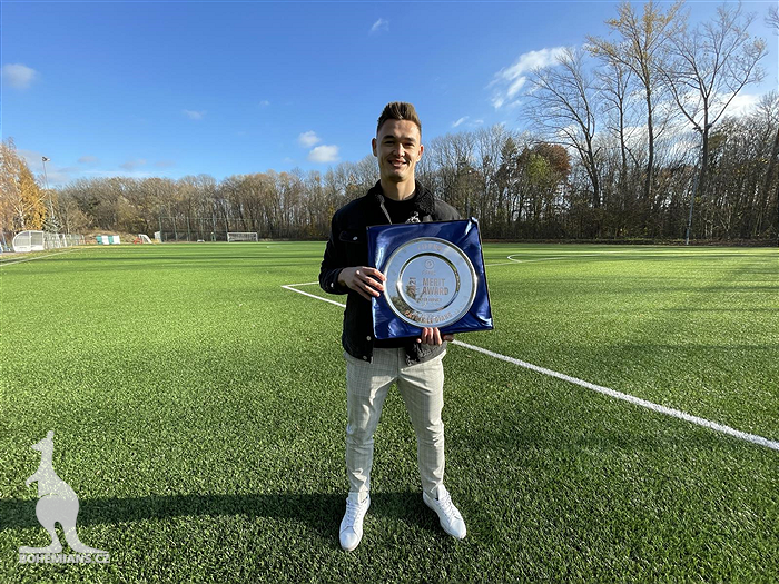 Patrik Le Giang s oceněním.