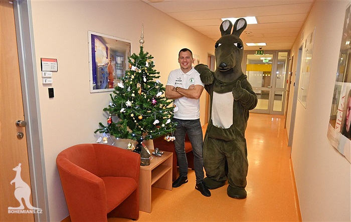Klokani nadělili dárky dětem na onkologii v Motole.