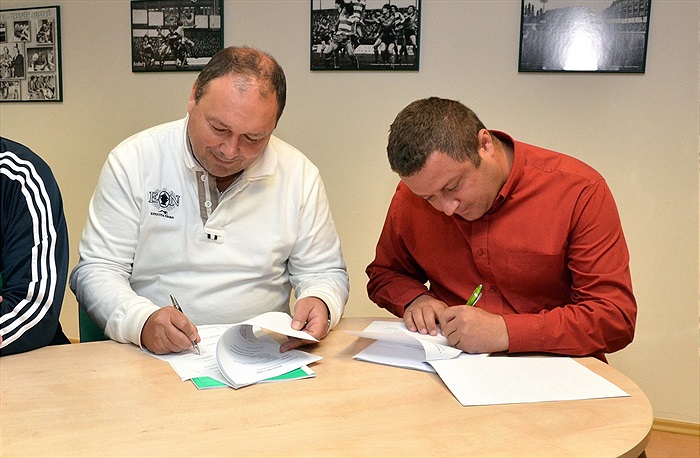 Podpis smlouvy - rekonstrukce trávníku