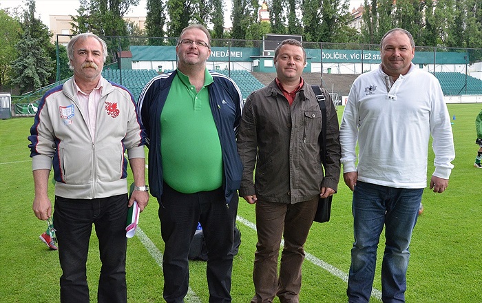 Podpis smlouvy - rekonstrukce trávníku