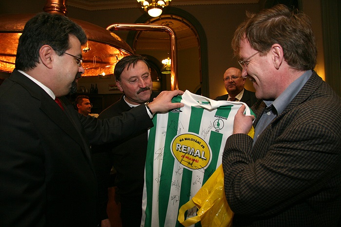 Kancléř Weigl obdržel dres Bohemians.