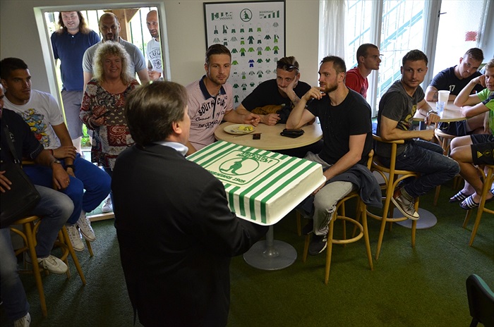 Starosta Bohumil Zoufalík přinesl hráčům slíbený dort