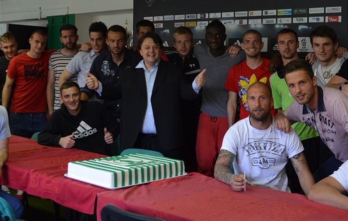 Starosta Bohumil Zoufalík přinesl hráčům slíbený dort