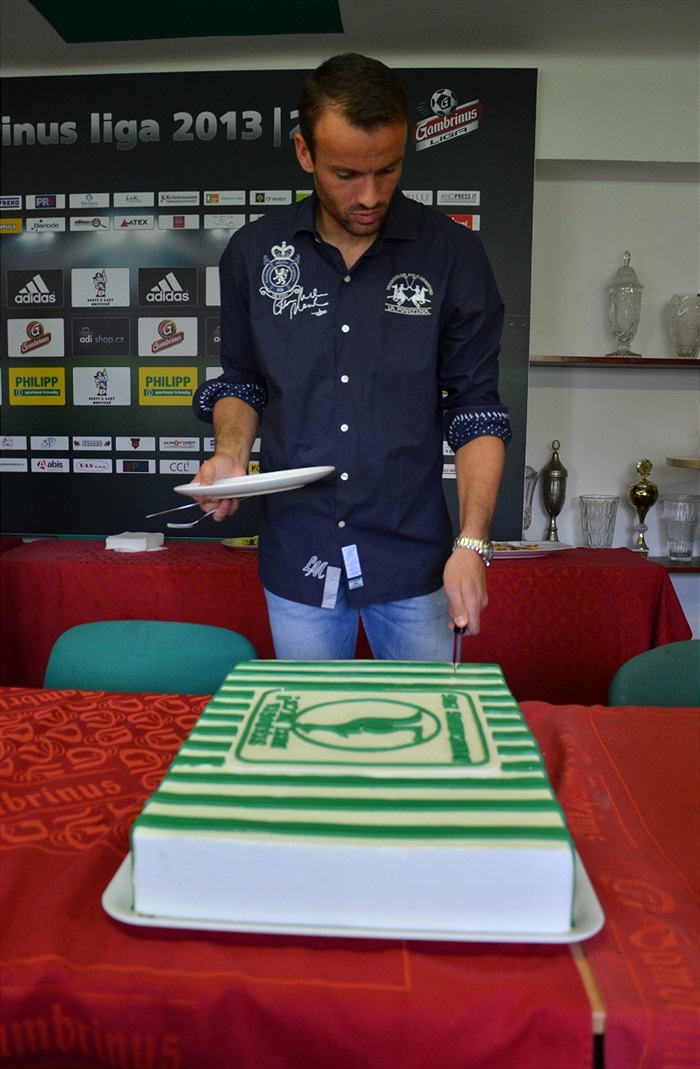 Starosta Bohumil Zoufalík přinesl hráčům slíbený dort