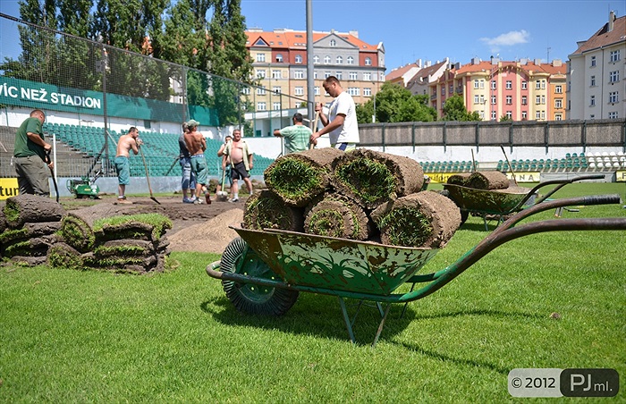 Výměna části trávníku v Ďolíčku