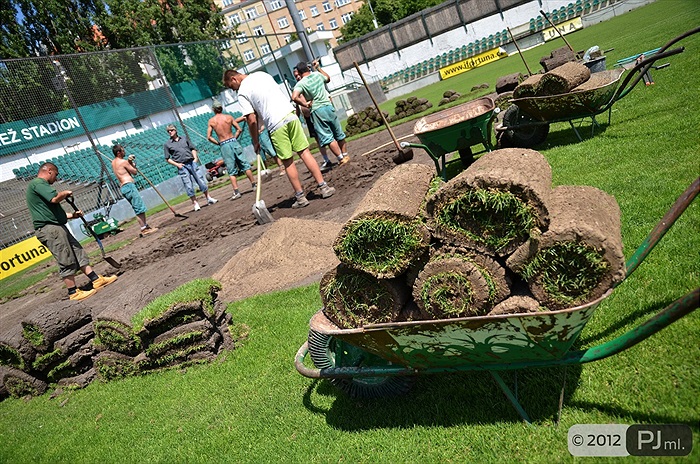 Výměna části trávníku v Ďolíčku