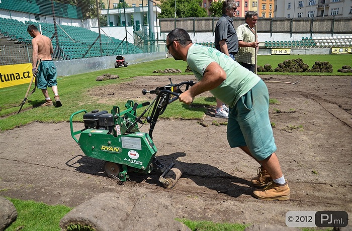 Výměna části trávníku v Ďolíčku