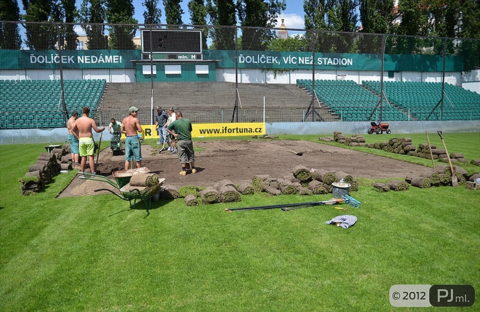 Výměna části trávníku v Ďolíčku