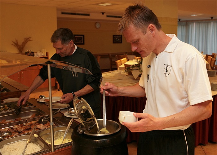 Dalibor Slezák vybírá z nabídky jídel.