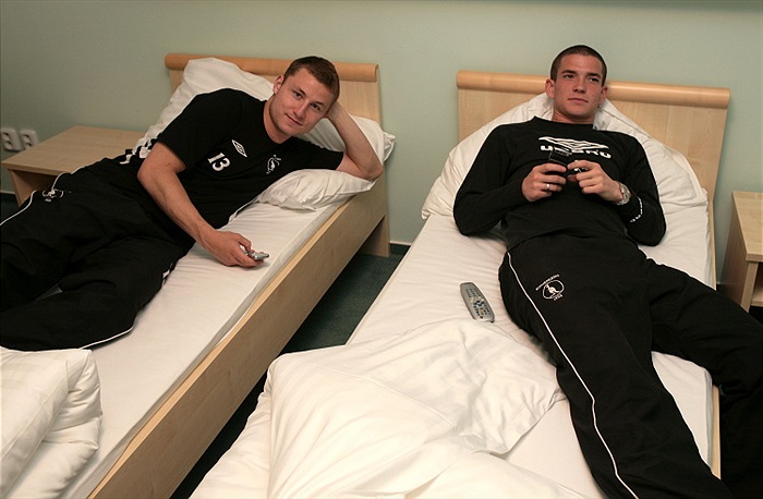 Honza Růžička a David Bartek vzhlíží k televizi.