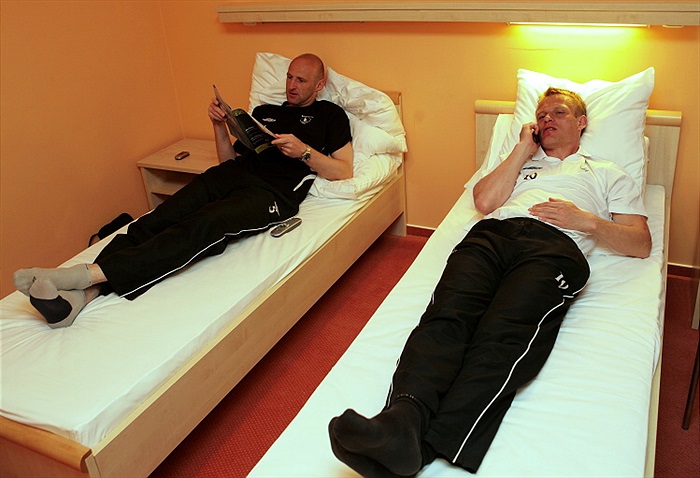 Tady leží zkušenost - sedmatřicetiletý Rada, osmatřicetiletý Slezák.