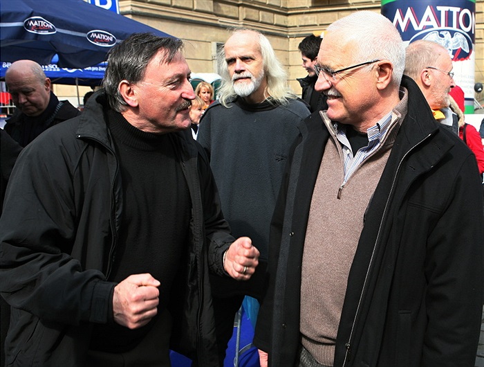 Prezident diskutuje s prezidentem.