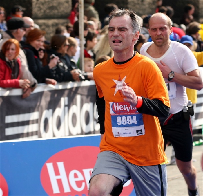 Ivan Trojan finišuje do cíle.