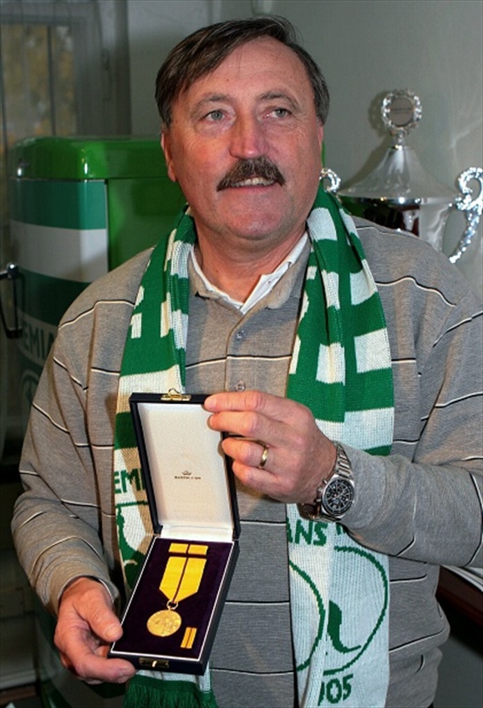 Antonín Panenka s Medailí za zásluhy.
