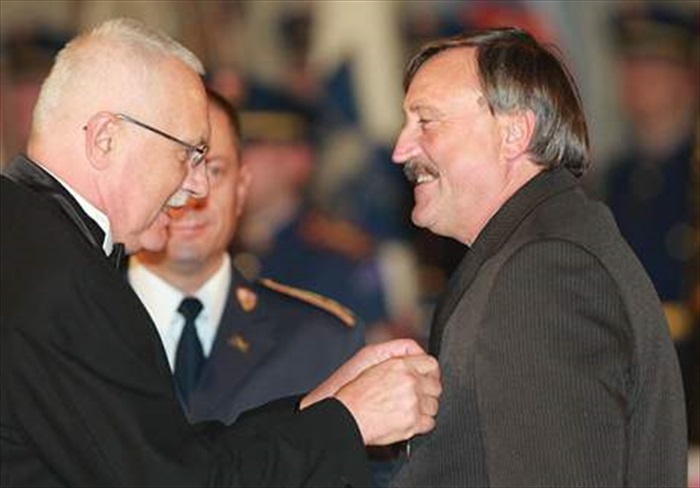 Prezident Klaus předává prezidentu Panenkovi medaili.