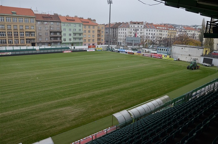 Regenerace hrací plochy před zimní pauzou