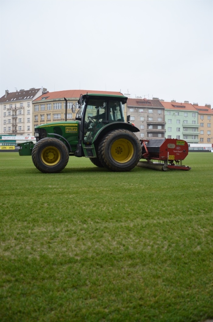 Regenerace hrací plochy před zimní pauzou