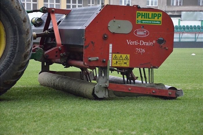 Regenerace hrací plochy před zimní pauzou