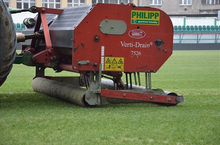 Regenerace hrací plochy před zimní pauzou